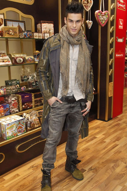 Baptiste Giabiconi en jean gris, écharpe et manteau en cuir