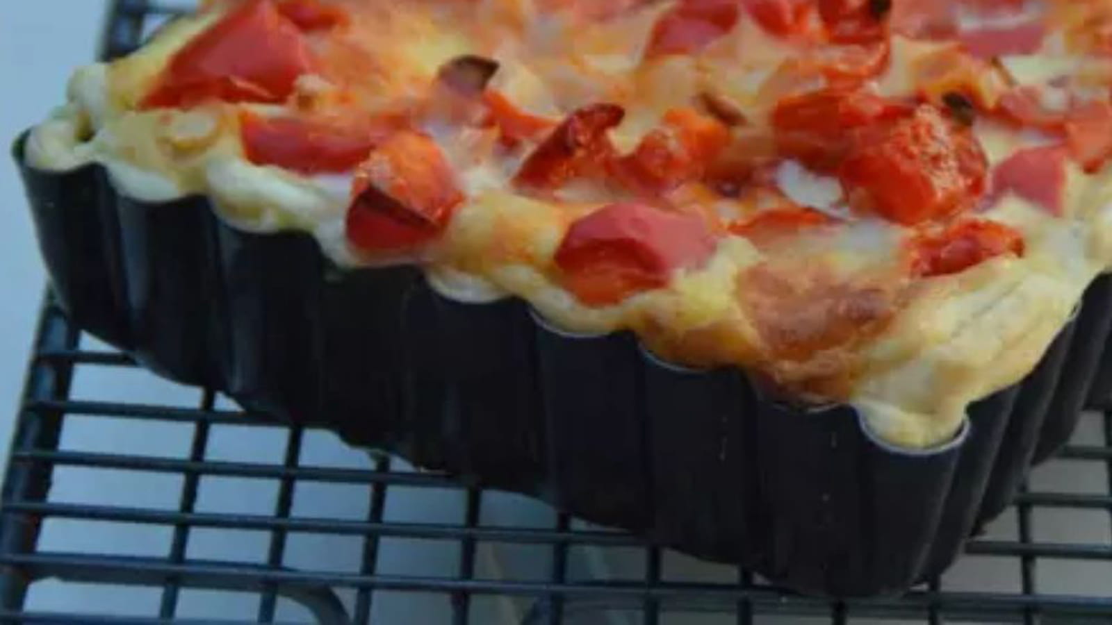 Tarte aux tomates, poivrons et mozzarella
