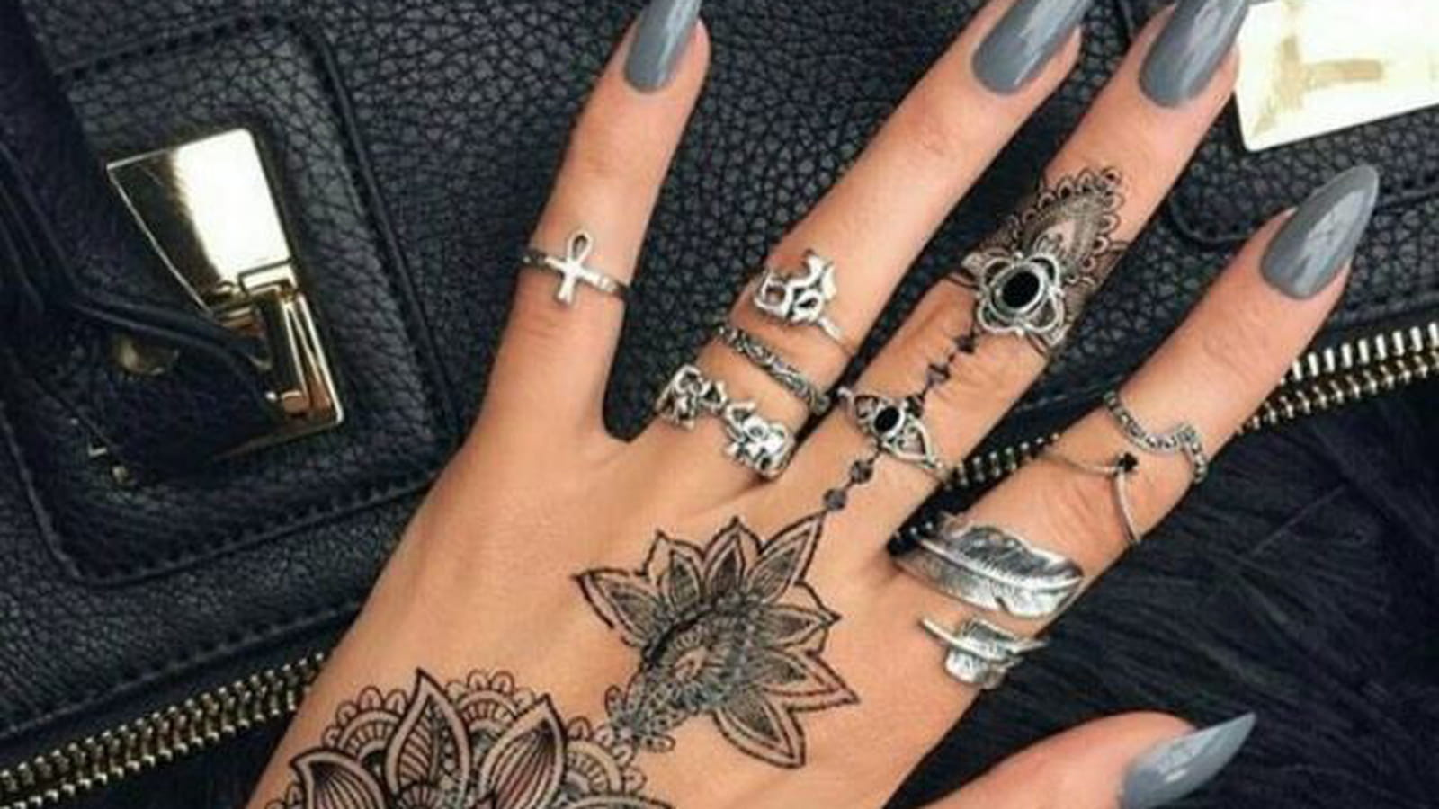 Tatouage mandala sur la main