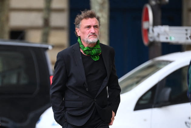 Jean-Paul Rouve arrive aux obs&egrave;ques de Jean-Paul Rappeneau, &agrave; Saint-Sulpice