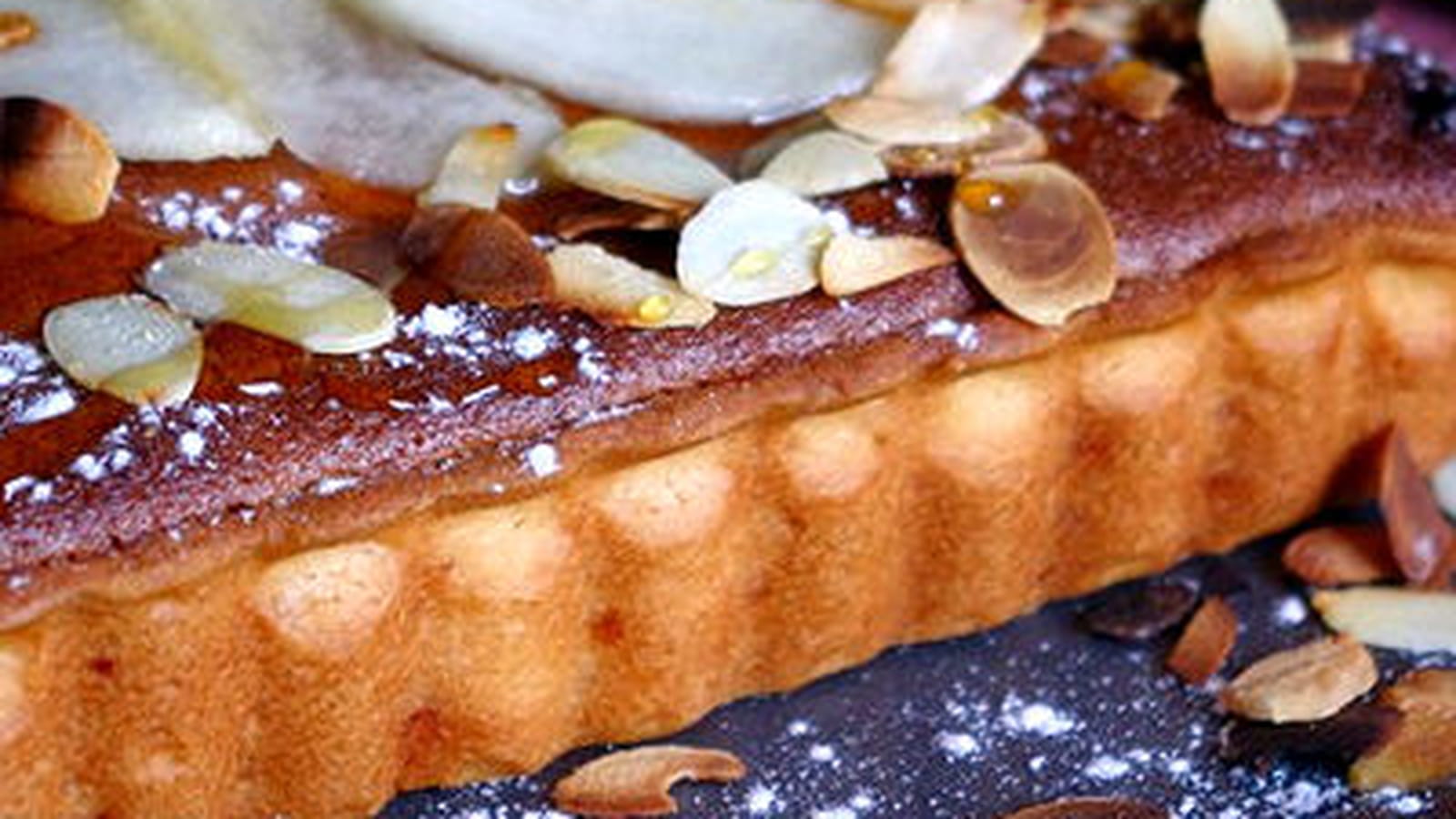 Tarte amandine aux poires, caramel et amandes effilées