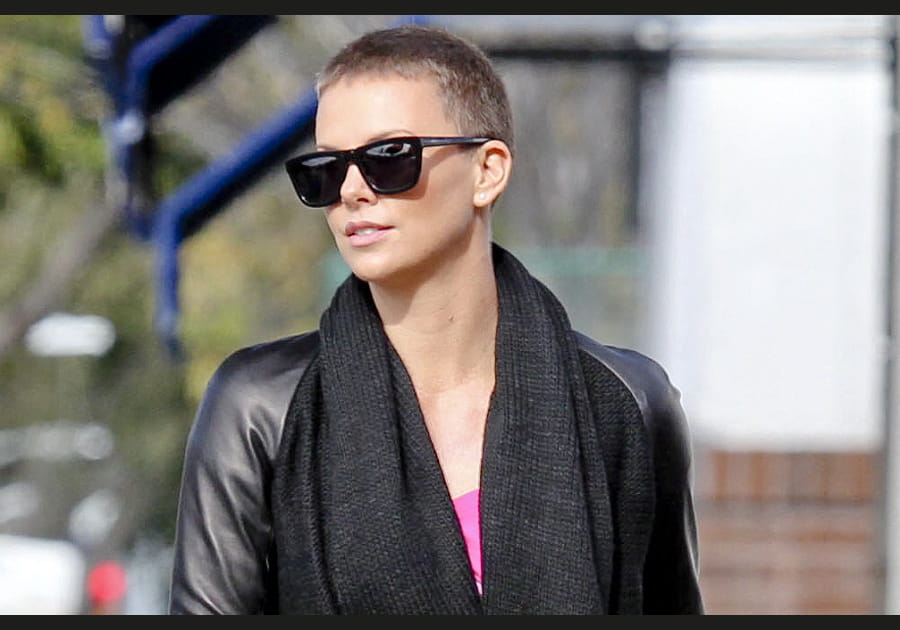 Charlize Theron, audacieuse avec ses cheveux ras&eacute;s