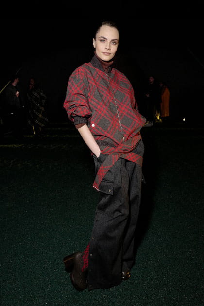 Cara Delevingne en veste &agrave; carreaux et pantalon noir