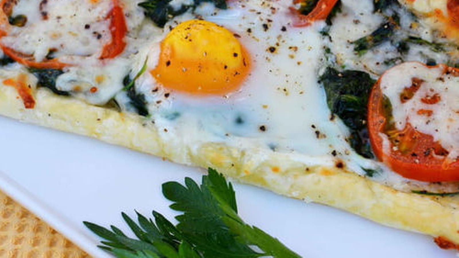 Feuilletés aux épinards, tomates, mozzarella et oeuf sur le plat