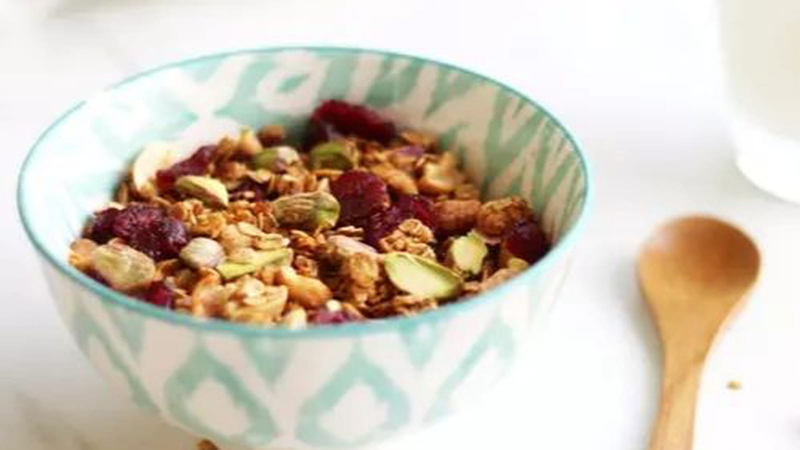 Granola maison aux cacahuètes, pistaches et canneberges
