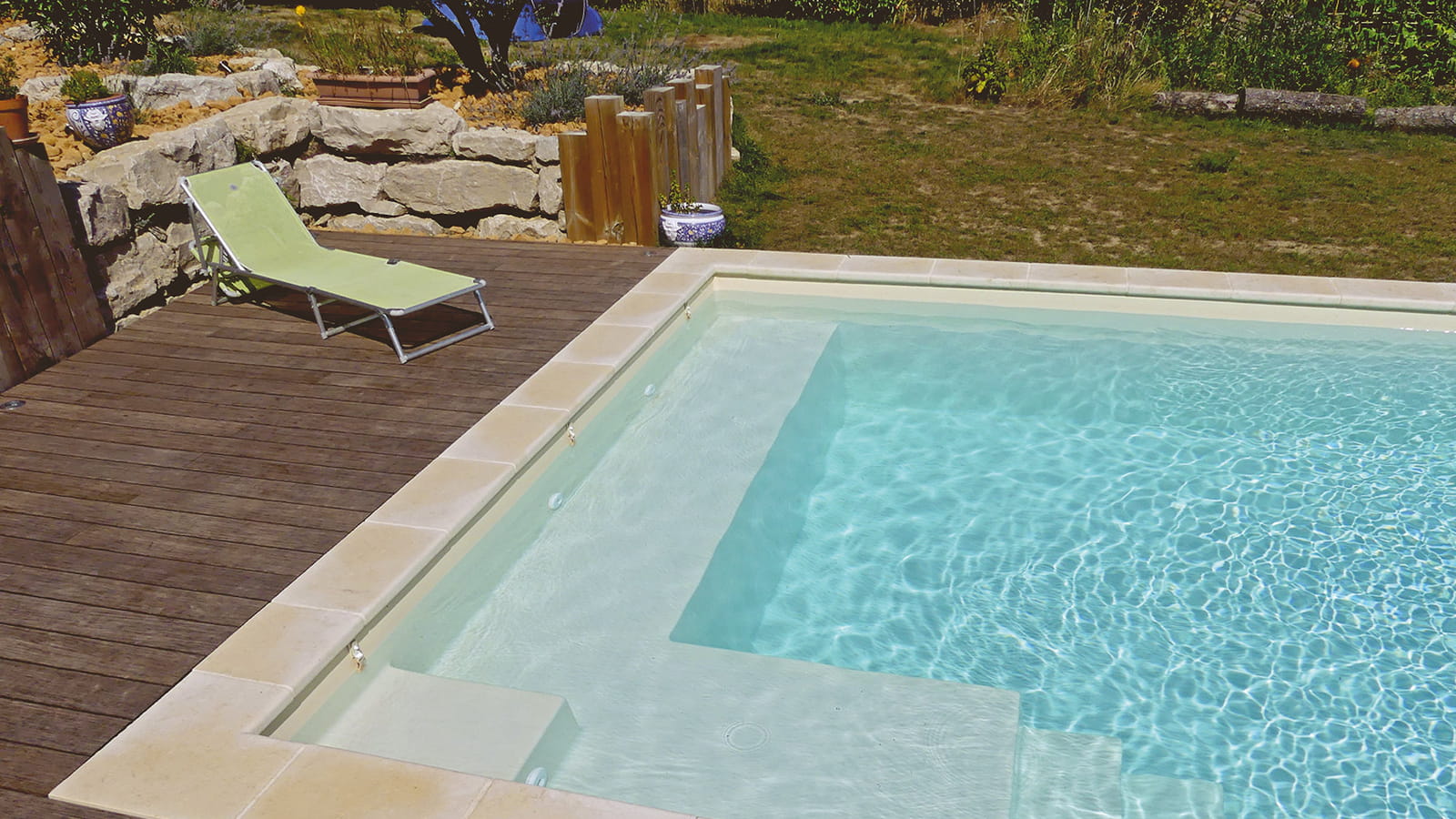 Une piscine carrée avec banc