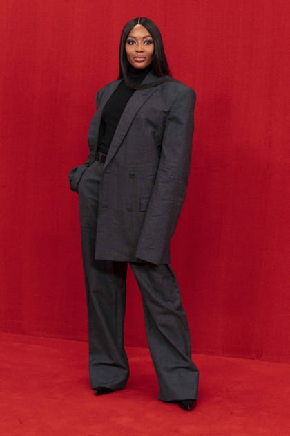 Naomi Campbell en costume oversize
