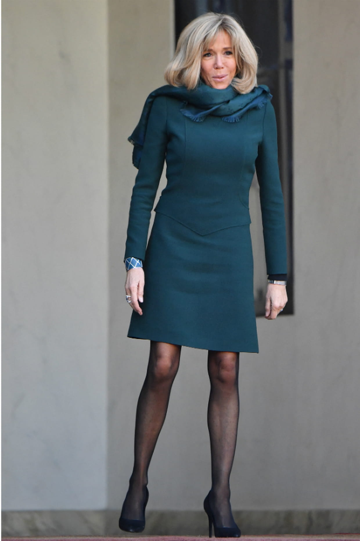 Brigitte Macron En Robe Courte Manches Longues Et charpe Assortie