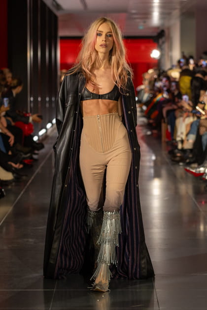 Bermuda zipp&eacute; nude, brassi&egrave;re en cuir et bottes &agrave; franges m&eacute;talliques aper&ccedil;us sur le d&eacute;fil&eacute; Frolov