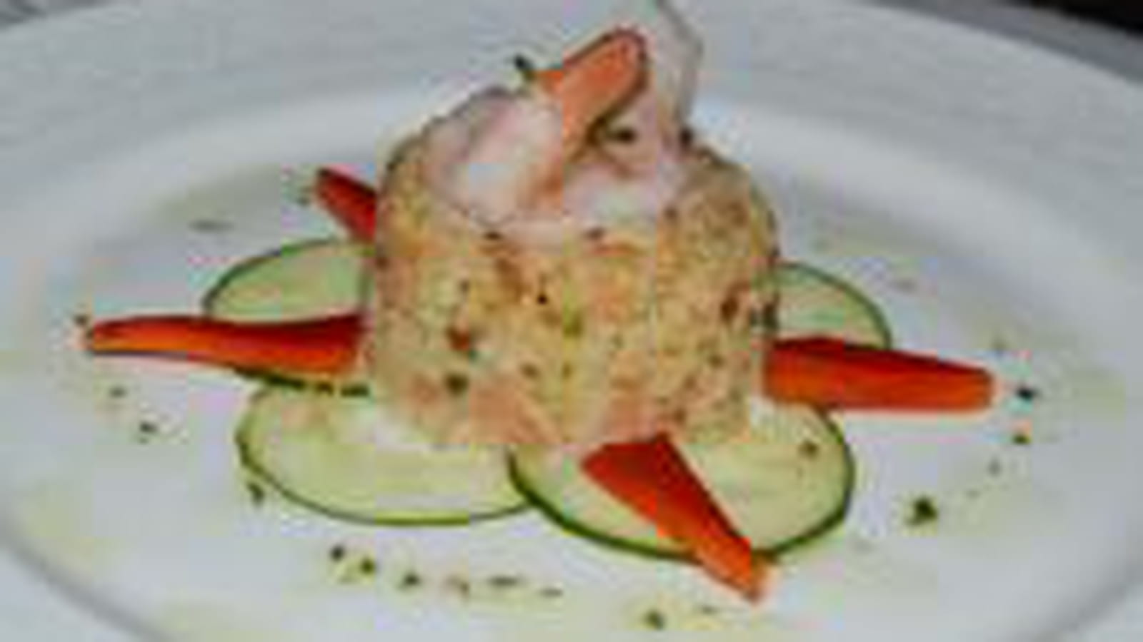 Crabe, crevettes et saumon sur perles de couscous