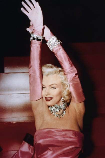 Marilyn Monroe en robe bustier rose et gants assortis