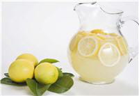le bain de bouche avec du jus de citron dilué est très efficace.