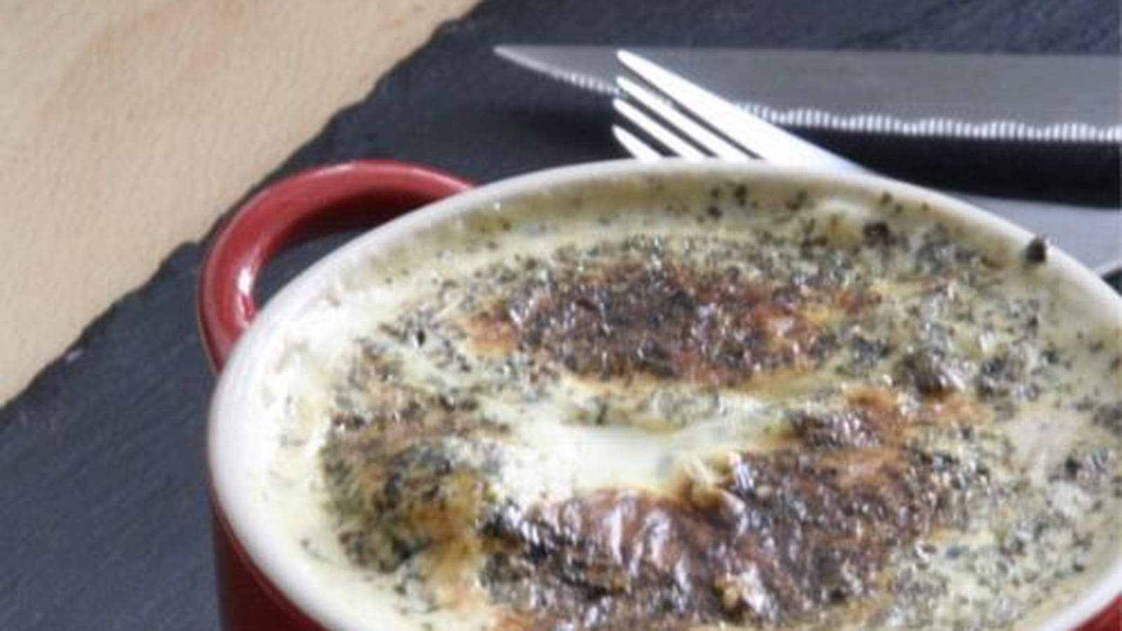 Oeufs cocotte tomate et fourme d'Ambert