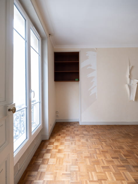 Avant&nbsp;: un salon d&eacute;cr&eacute;pi et fade