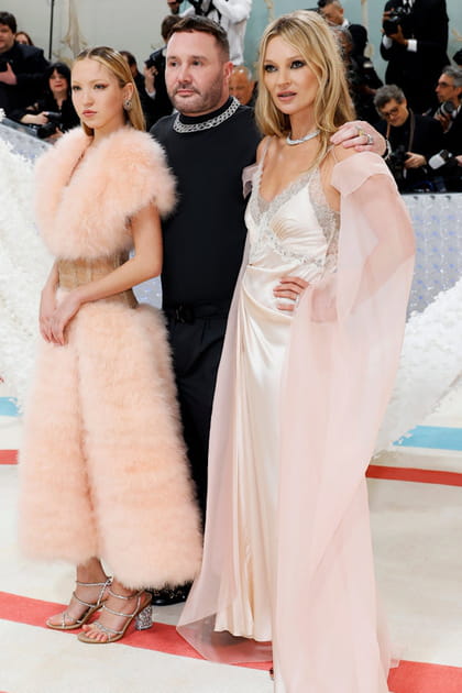 Lila Grace Moss et Kate Moss en robes poudr&eacute;es Fendi Couture