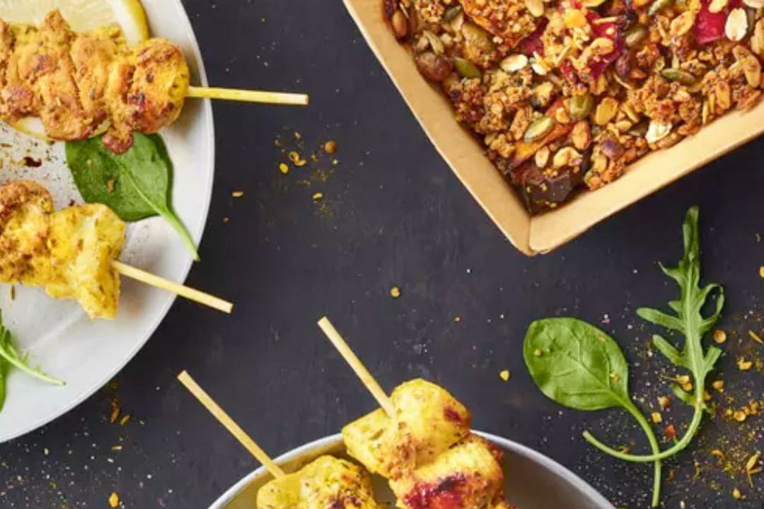 Brochettes de poulet marinées au citron, curry et légumes à la provençale