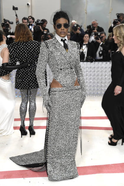 Teyana Taylor en robe grise en tweed Thom Browne