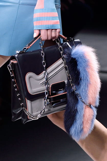 La queue de raton laveur en fourrure multicolore du d&eacute;fil&eacute; Versace