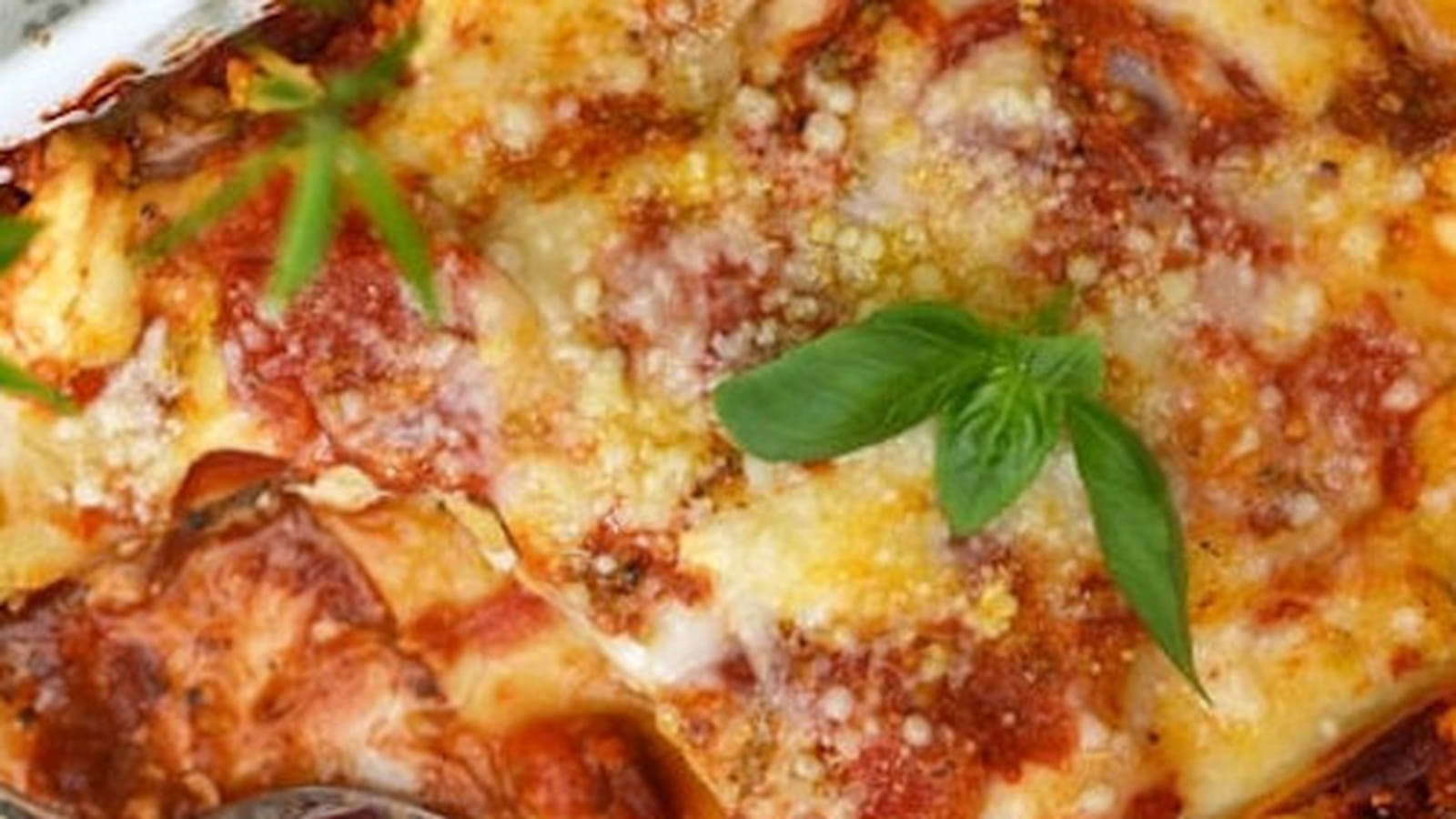 Lasagnes aux tomates fraîches, sardines, feta et basilic
