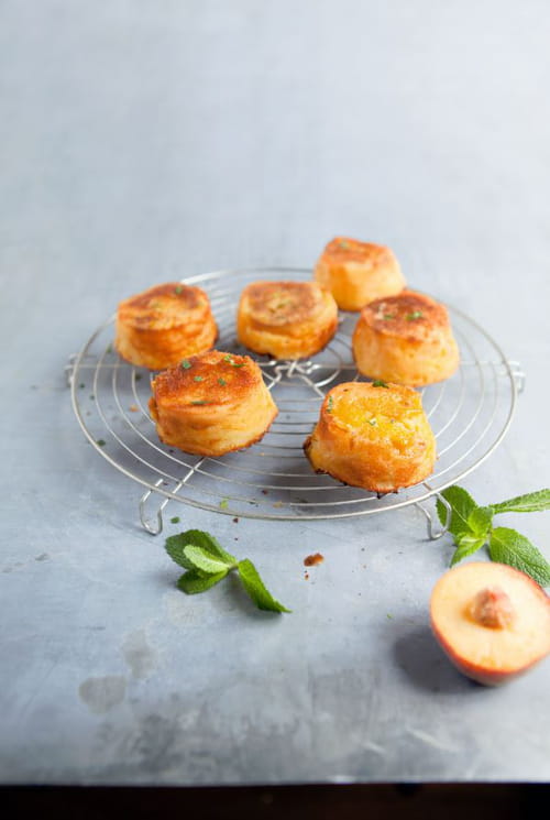 Gâteau invisible aux pêches, pommes et menthe