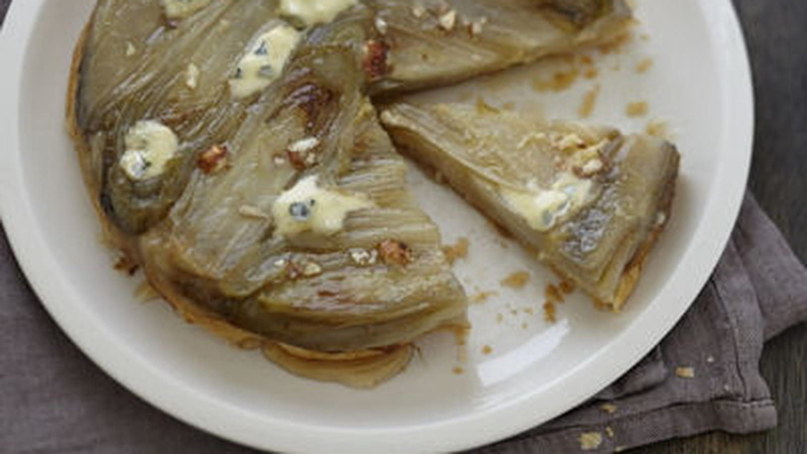 Tatin d’endives au Bresse Bleu et aux noisettes