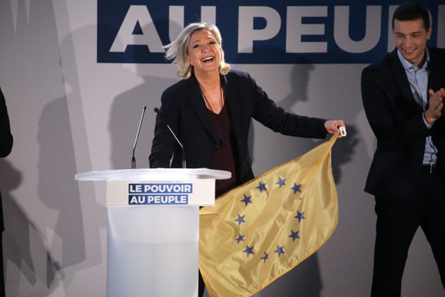 Marine Le Pen brandit un drapeau européen jaune lors d'un meeting