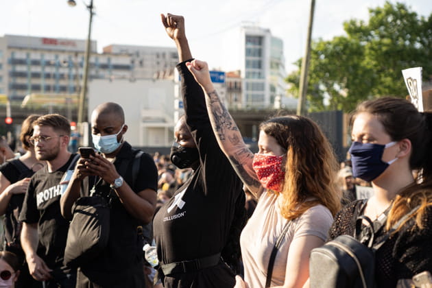 Plus de 20&nbsp;000&nbsp;manifestants r&eacute;unis le lundi 2, rejoignant le cort&egrave;ge en hommage &agrave; Adama Traor&eacute;