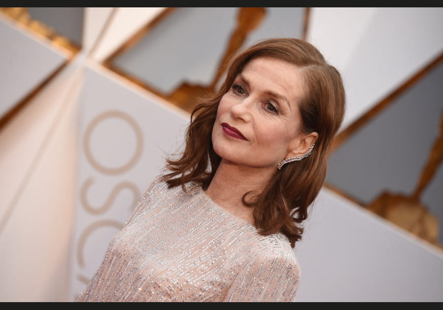 Isabelle Huppert, ravissante avec sa raie sur le c&ocirc;t&eacute;