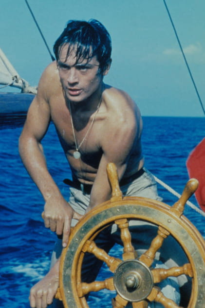 Alain Delon torse nu et en pantalon beige