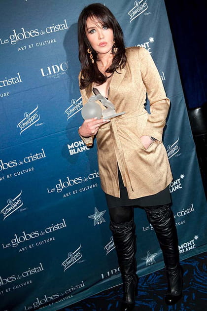 Isabelle Adjani en veste dorée et cuissardes noires