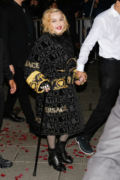 FLOP&nbsp;: Madonna en manteau et canne