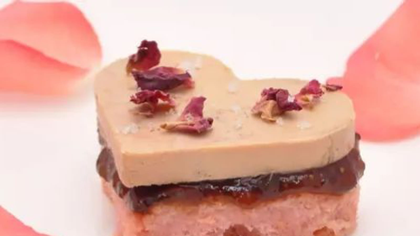 Cœurs de foie gras aux biscuits de Reims et pétales de roses