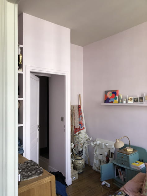 Avant&nbsp;: une porte de salle de bains volumineuse c&ocirc;t&eacute; chambre