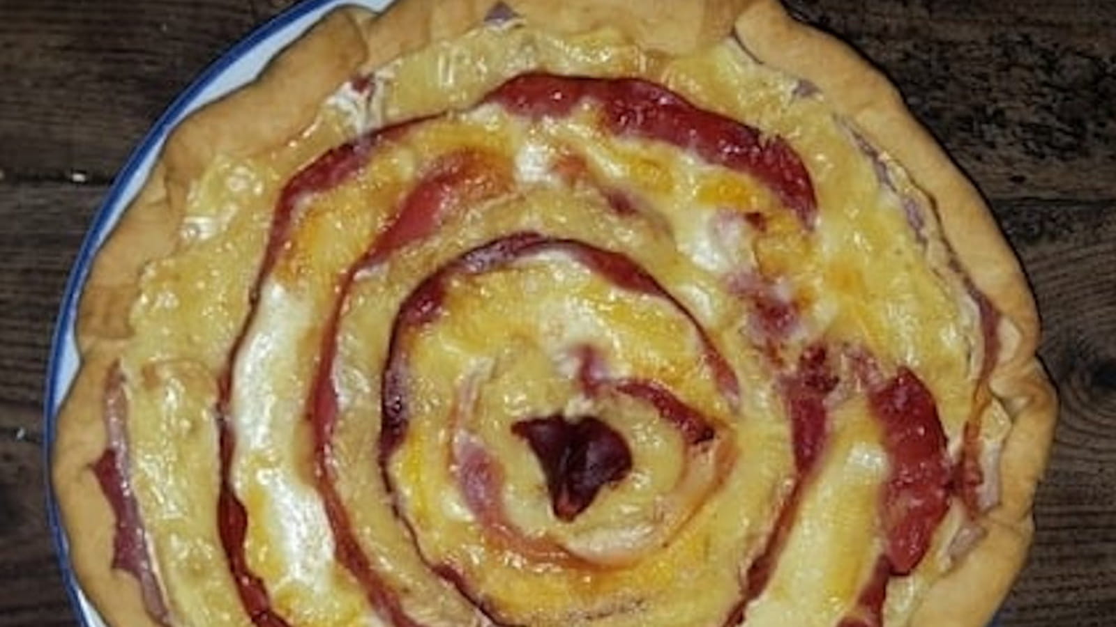 Tartifleur, quiche spirale au reblochon, poitrine fumée, viande des grisons et coulommiers