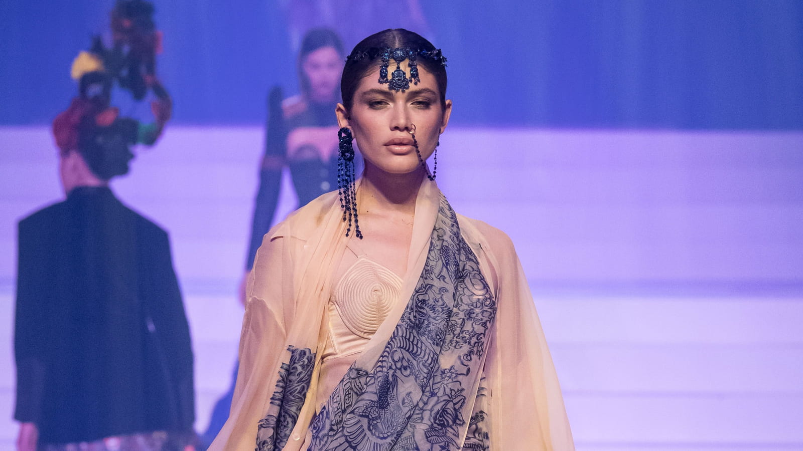 Look 100