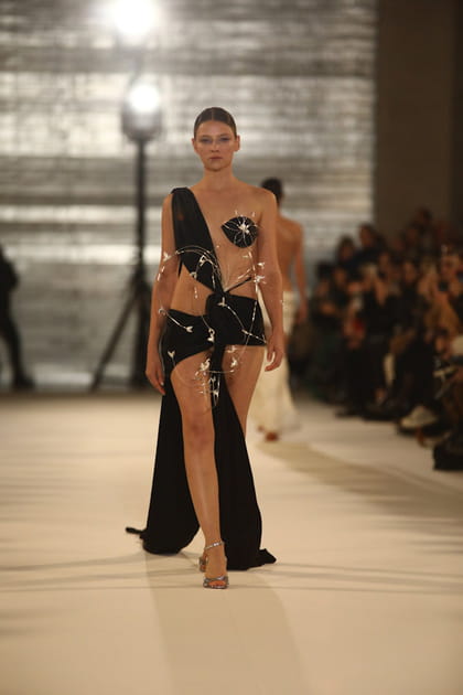 Robe asym&eacute;trique noire aper&ccedil;ue sur le d&eacute;fil&eacute; Juana Martin