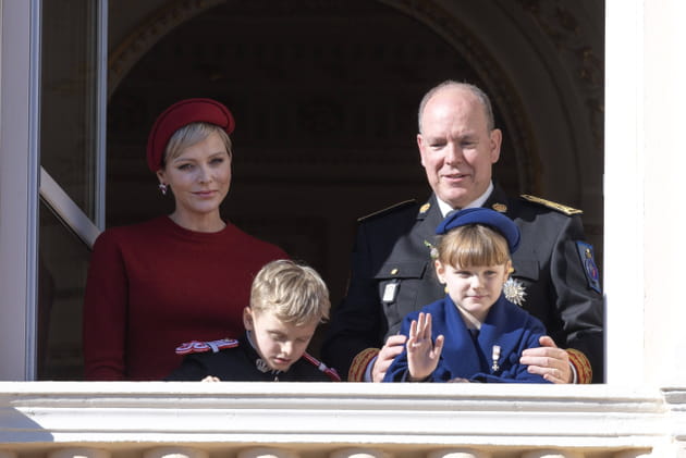 Charlene et Albert de Monaco montrent l'exemple à leurs enfants : étiquette et bonnes manières