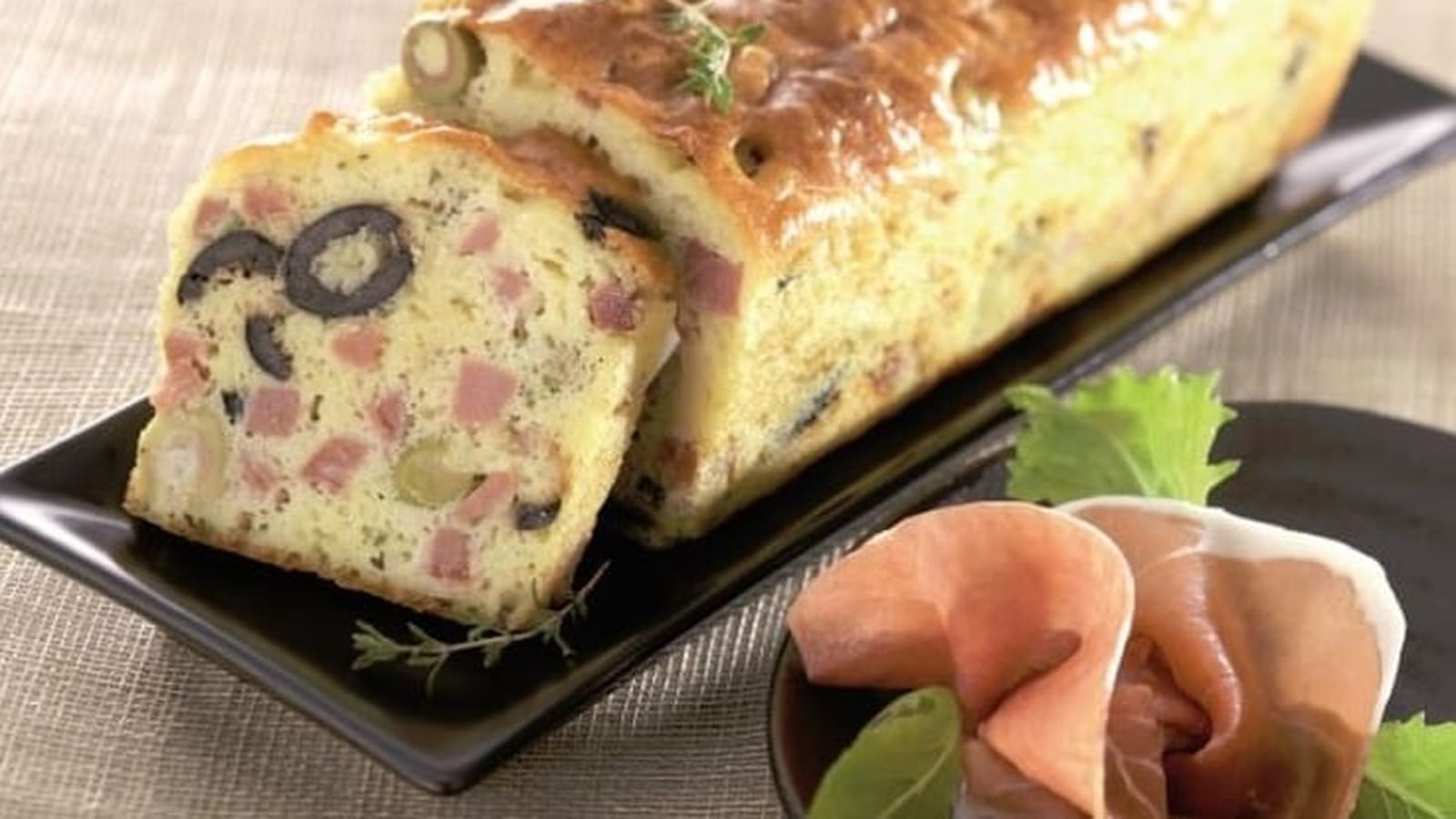 Cake au jambon de Bayonne et aux olives