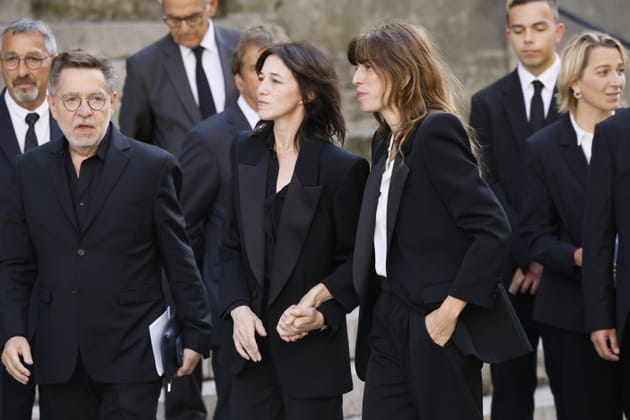 Charlotte Gainsbourg et Lou Doillon, soudées aux obsèques de leur mère, Jane Birkin
