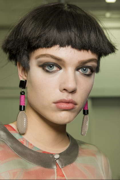 Les yeux charbonneux