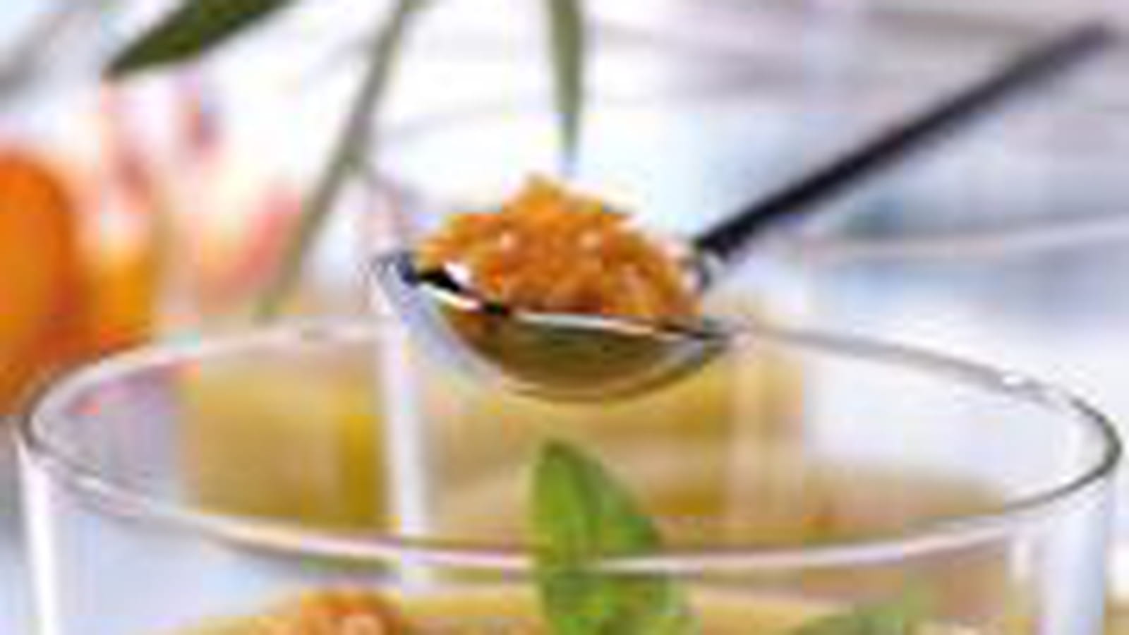 Gaspacho de nectarines au pain d'épice et au basilic
