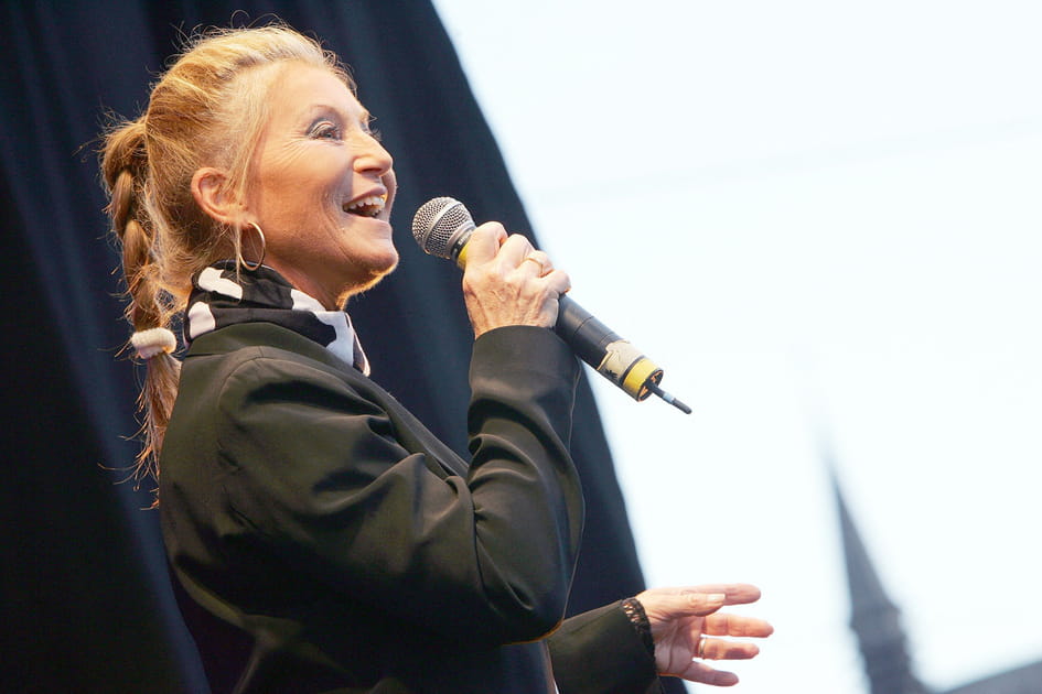 Sheila, jolie avec sa queue-de-cheval tress&eacute;e