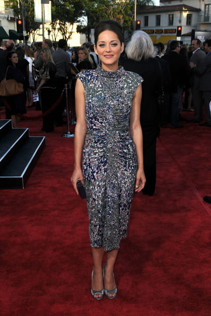 Marion Cotillard en robe midi paillet&eacute;e