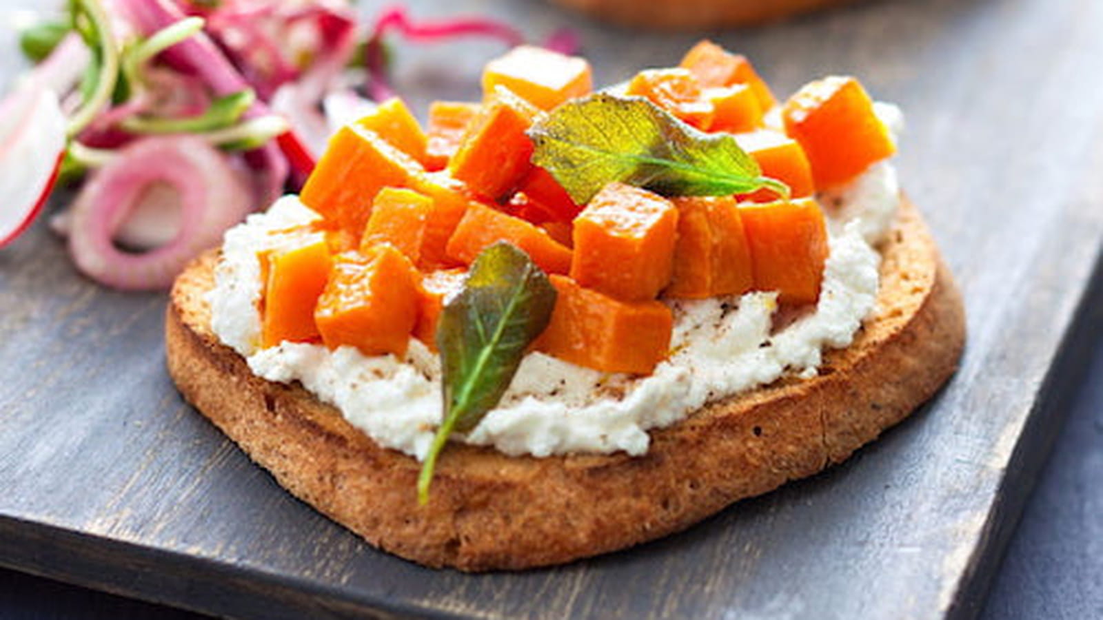 Tartines grillées au butternut, ricotta et sauge grillée, sans gluten