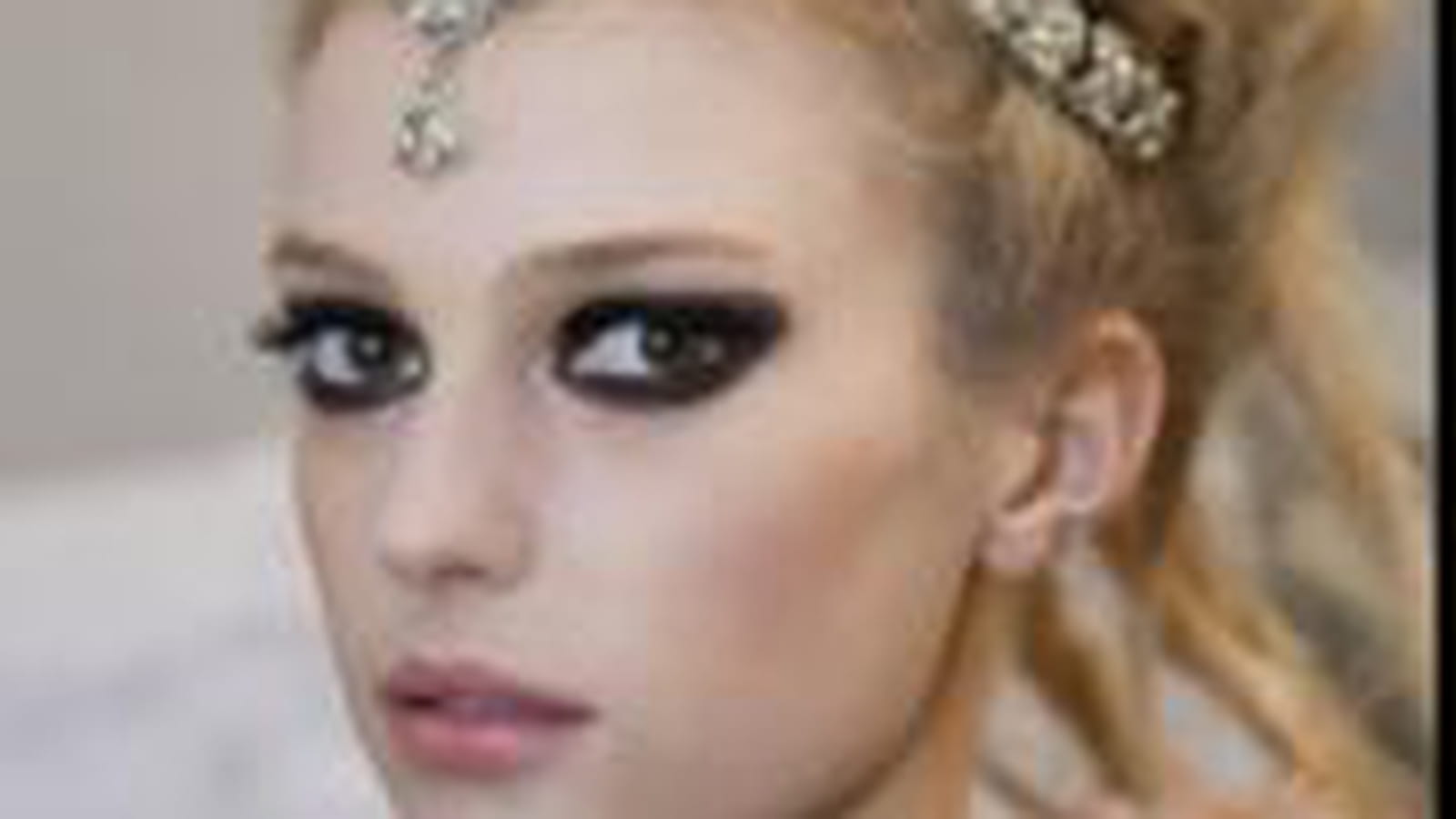 Des yeux noirs en forme d'amande