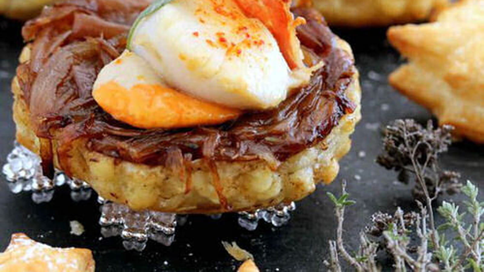 Tatin d'échalotes caramélisées et sa coquille Saint-Jacques au beurre de sauge