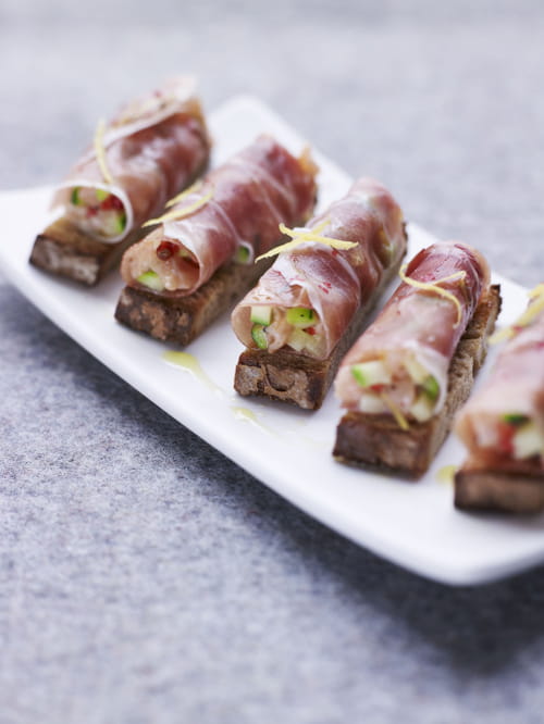 Roulé de jambon cru Aoste et saumon mariné aux baies roses