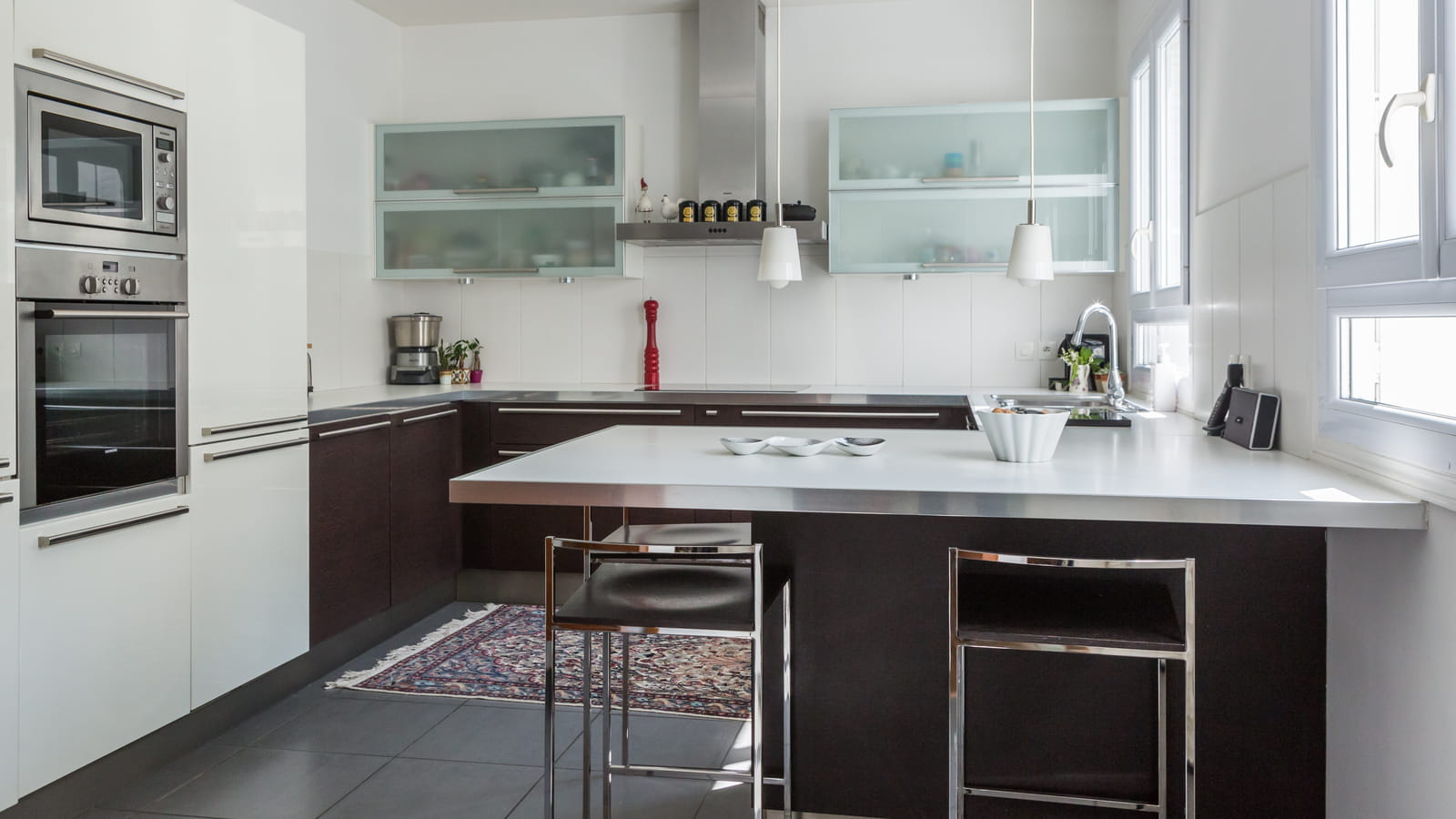 Cuisine moderne blanche et marron