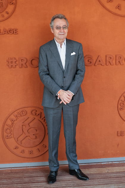 Michel Denisot en costume gris