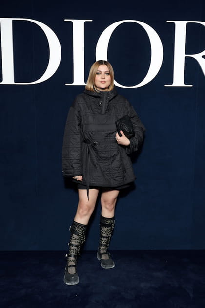 Louane en veste matelass&eacute;e noire et bottes plates &agrave; boucles au d&eacute;fil&eacute; Dior
